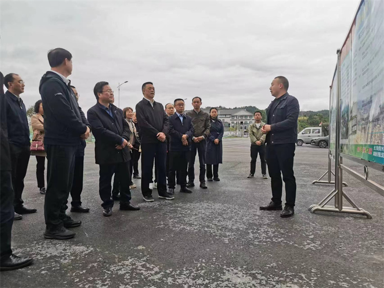 自贡市人大常委会副主任、民建自贡市委主委王孝谦一行考察四川供销西南冷链物流基地